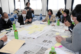 地域医療について議論を交わす参加者たち＝加西市北条町古坂１