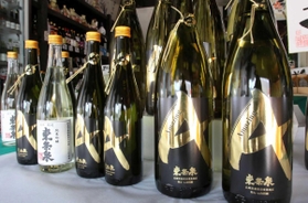特Ａ地区をアピールする黄金色の「Ａ」をあしらった。従来の白ラベルも販売している＝井乃屋