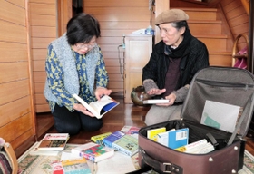 図書館に来られない人にも読書の喜びを届けようと始めた草加野文庫の出張図書サービス＝小野市