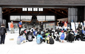 紫電改の実物大模型を見学する北条小学校の児童たち＝鶉野飛行場跡