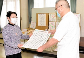 生田肇院長にメッセージを手渡す熊谷佳代副会長＝加西病院