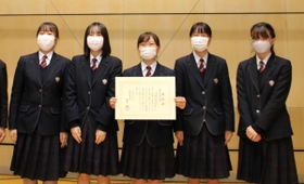 観光客を増やす施策を提案し近畿経済産業局長賞を受けたグループ＝大阪市内（加東市提供）
