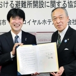 災害時協定を締結した片山象三西脇市長（左）と西脇ロイヤルホテルの中川省三社長＝西脇市役所（提供）
