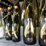 特Ａ地区をアピールする黄金色の「Ａ」をあしらった。従来の白ラベルも販売している＝井乃屋
