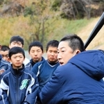 今岡真訪さんから指導を受ける生徒や児童たち＝加東市藤田