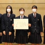 観光客を増やす施策を提案し近畿経済産業局長賞を受けたグループ＝大阪市内（加東市提供）