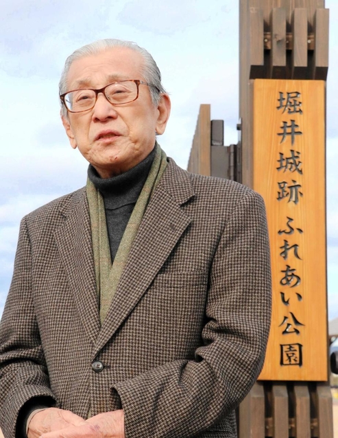 自身が整備に関わった堀井城跡ふれあい公園で受賞の喜びを語る坂田大爾さん＝小野市河合西町
