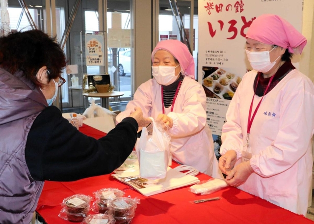多くの買い物客でにぎわった「誉田の館いろどり」の出張販売＝小野市王子町、イオン小野店