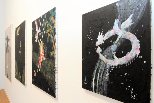闇夜で舞う龍を描いた「ＤＲＡＧＯＮ　ＤＲＯＰＳ」＝岡之山美術館
