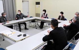 公設コンビニ開店に向け、話し合いを重ねる住民たち＝小野市福住町