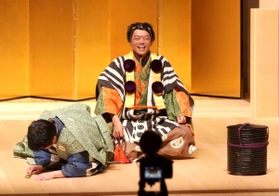 茂山宗彦さんが演じる「柿山伏」＝やしろ国際学習塾