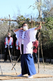 慎重に的へ狙いを定める射手役の氏子＝鍬溪神社