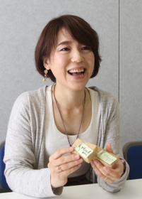 日本酒せっけんを開発した谷佳央梨さん。ラッピングも手作りした＝加東市河高