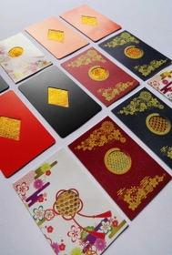 カード状のお守り。中央部に納めたヘビの抜け殻が黄金色の輝きを放つ＝播州清水寺