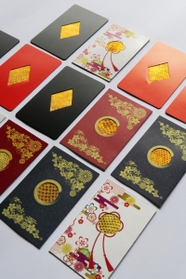 カード状のお守り。中央部に納めたヘビの抜け殻が黄金色の輝きを放つ＝播州清水寺