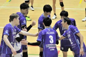 円になって声を掛け合う兵庫デルフィーノの選手＝西脇市総合市民センター体育館