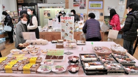 海鮮丼やナシゴレンなど、多彩な弁当が並ぶ道の駅弁市＝道の駅北はりまエコミュージアム