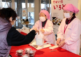 多くの買い物客でにぎわった「誉田の館いろどり」の出張販売＝小野市王子町、イオン小野店