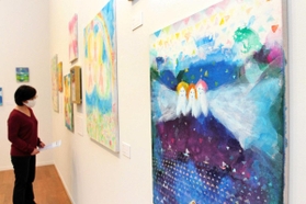 幻想的な色合いで描かれた天使たちの絵＝岡之山美術館