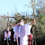 慎重に的へ狙いを定める射手役の氏子＝鍬溪神社