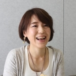 日本酒せっけんを開発した谷佳央梨さん。ラッピングも手作りした＝加東市河高
