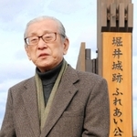 自身が整備に関わった堀井城跡ふれあい公園で受賞の喜びを語る坂田大爾さん＝小野市河合西町