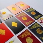 カード状のお守り。中央部に納めたヘビの抜け殻が黄金色の輝きを放つ＝播州清水寺