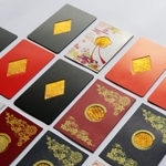 カード状のお守り。中央部に納めたヘビの抜け殻が黄金色の輝きを放つ＝播州清水寺