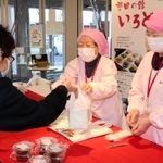 多くの買い物客でにぎわった「誉田の館いろどり」の出張販売＝小野市王子町、イオン小野店