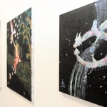 闇夜で舞う龍を描いた「ＤＲＡＧＯＮ　ＤＲＯＰＳ」＝岡之山美術館