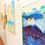 幻想的な色合いで描かれた天使たちの絵＝岡之山美術館