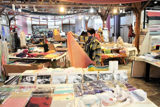 商品レイアウトを変え、新装オープンした店内＝播州織工房館