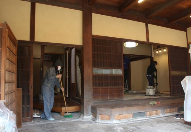 日本家屋のたたずまいを残す旧店舗内＝加東市社