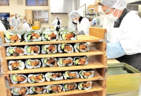 節分を前に、夜通しで作られる名物天船巻きずし＝マイスター工房八千代