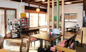 広々とした店内は、元々あった梁や柱を生かした＝小野市本町１