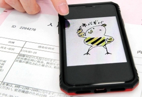 新型コロナウイルスへの感染を示す病院の書類と、入院中、同僚から送られた励ましの絵を見せる男性職員＝多可町内