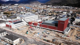 ５月にオープンする市役所新庁舎・市民交流施設オリナス（西脇市提供、小型無人機から撮影）