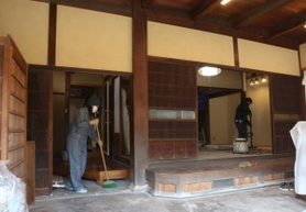 日本家屋のたたずまいを残す旧店舗内＝加東市社