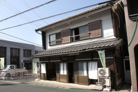 商店街の一角に立つ上月米穀店の旧店舗。４月から「ゆらの」としてスタートする＝加東市社
