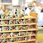 節分を前に、夜通しで作られる名物天船巻きずし＝マイスター工房八千代