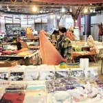 商品レイアウトを変え、新装オープンした店内＝播州織工房館