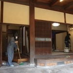 日本家屋のたたずまいを残す旧店舗内＝加東市社