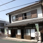 商店街の一角に立つ上月米穀店の旧店舗。４月から「ゆらの」としてスタートする＝加東市社