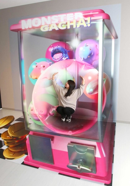 巨大ガチャポンに人が？　館内は参加・体感型の作品をそろえている＝加東アート館