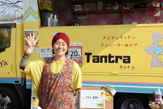 キッチンカーを営業しながらマルシェを開く田居史江さん＝加西市鶉野町