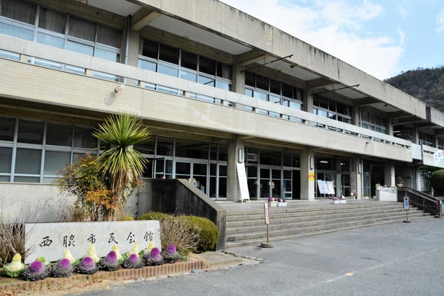 ３月末で閉館する西脇市民会館＝西脇市郷瀬町、西脇民会館