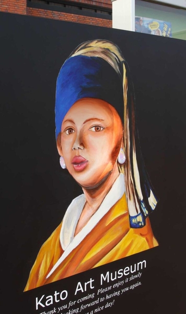 左から見るとこちらを向いているように見える＝加東市下滝野