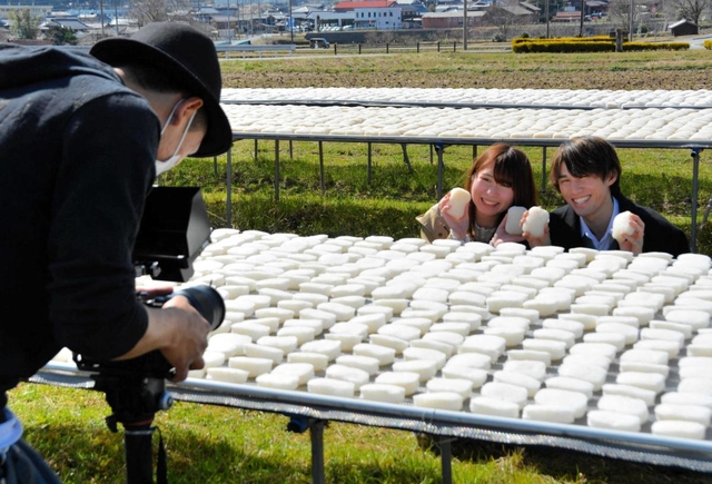 こんにゃくスポンジの生産現場＝多可町加美区丹治