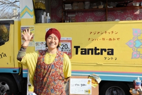 キッチンカーを営業しながらマルシェを開く田居史江さん＝加西市鶉野町
