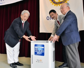小野市加東市医師会の西山敬吾会長（左）に空気清浄機を贈る小野加東ロータリークラブのメンバーら＝小野商工会館